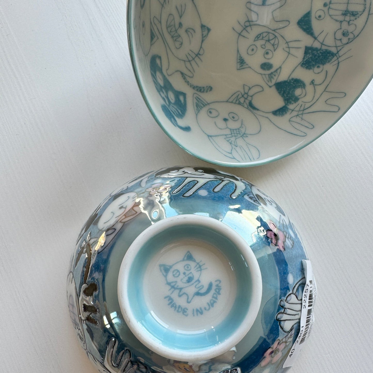 Japanese ceramic cat bowl with cute design, microwave and dishwasher safe, ideal for ramen, cereal, and snacks