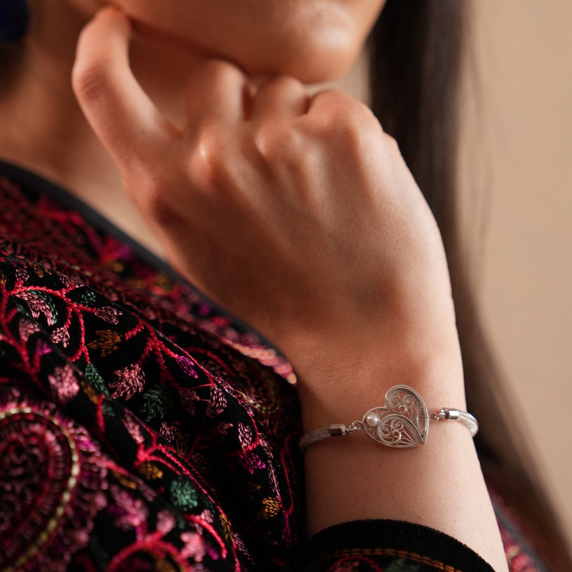 Persian Charm Bracelet in 999 silver with a cultured pearl, a beautiful and elegant gift crafted with the Malileh technique