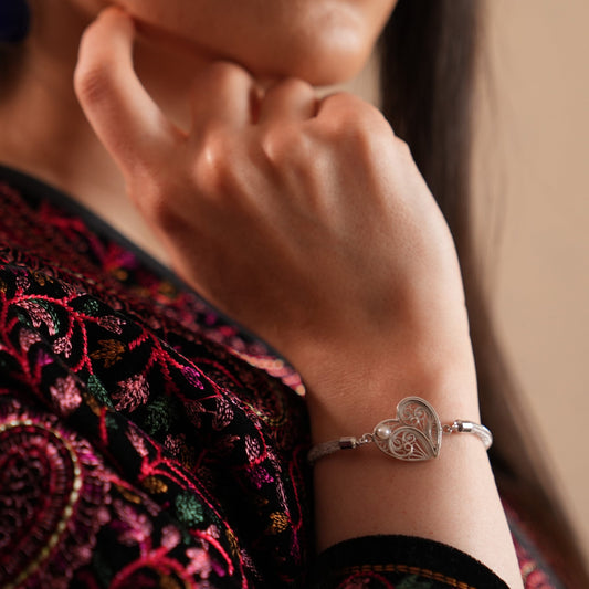 Persian Charm Bracelet in 999 silver with a cultured pearl, a beautiful and elegant gift crafted with the Malileh technique